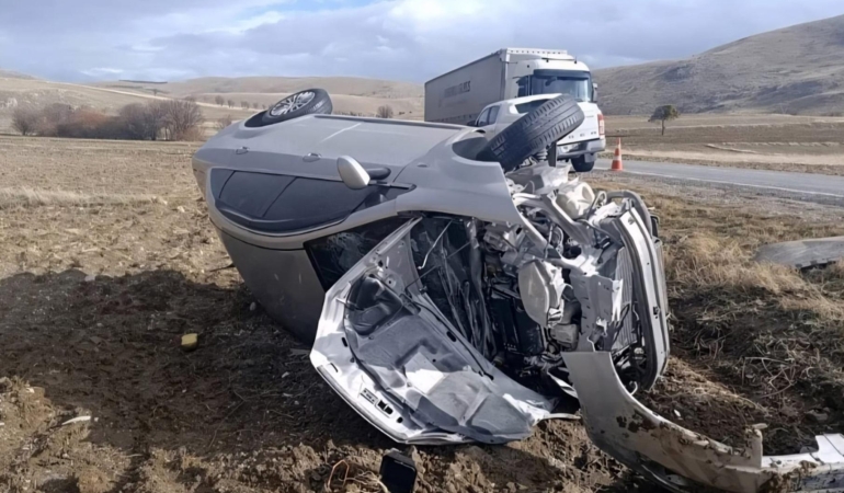 TIR ile çarpışan otomobildeki 5 kişi yaralandı