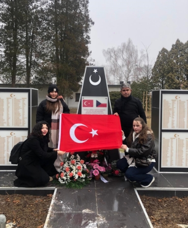 Sandıklılı öğrenciler Çekya’da Türk Şehitliğini ziyaret etti