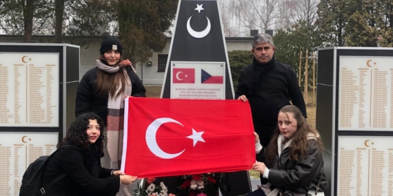 Sandıklılı öğrenciler Çekya’da Türk Şehitliğini ziyaret etti