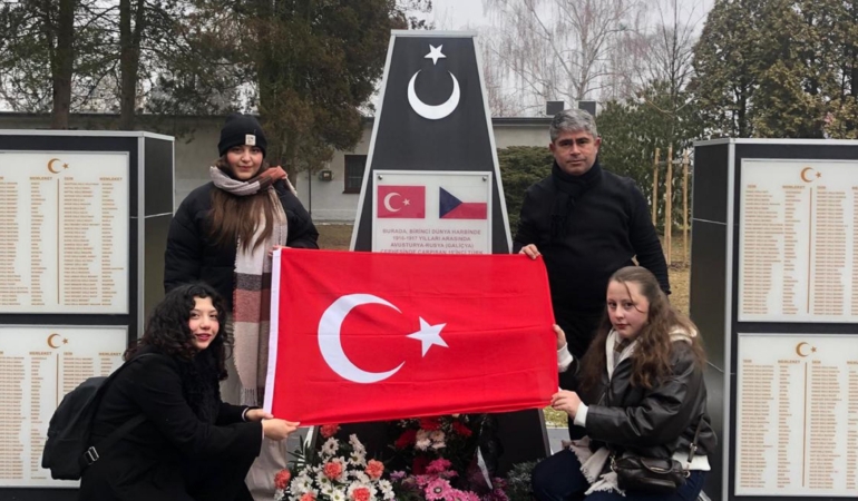 Sandıklılı öğrenciler Çekya’da Türk Şehitliğini ziyaret etti