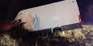 Minibüs şarampole devrildi: 2 yaralı