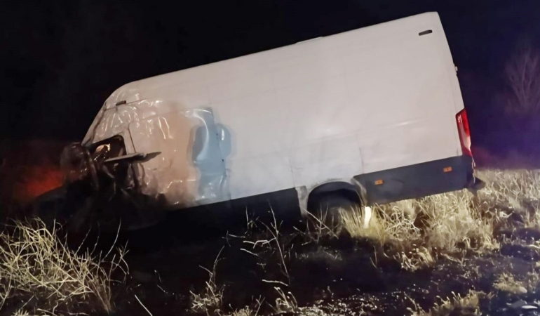 Minibüs şarampole devrildi: 2 yaralı