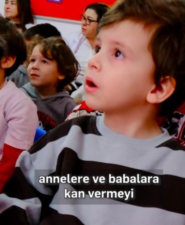 Minik Yürekler İçin Gülümseten Stand-Up Gösterisi