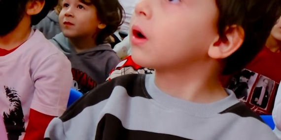 Minik Yürekler İçin Gülümseten Stand-Up Gösterisi