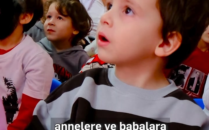 Minik Yürekler İçin Gülümseten Stand-Up Gösterisi