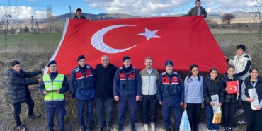 Öğrenciler ve jandarmadan bayrak etkinliği