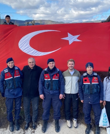 Öğrenciler ve jandarmadan bayrak etkinliği