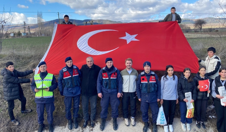 Öğrenciler ve jandarmadan bayrak etkinliği
