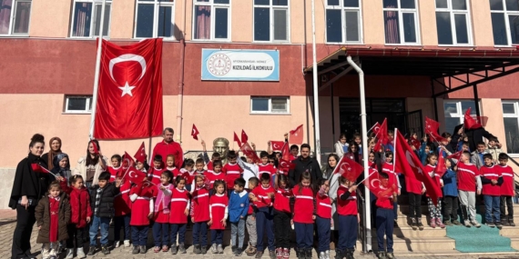 İlkokulda bayrak sevgisi etkinliği