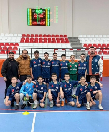Şehit Ahmet Sarıdaş Ortaokulu futsal şampiyonu