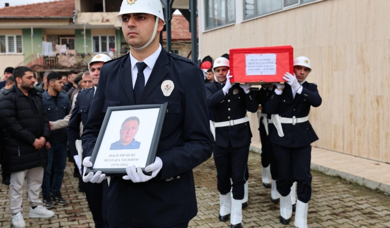 Polis memuru memleketinde toprağa verildi