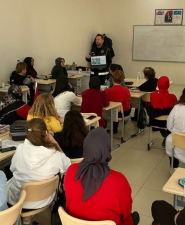Polisten vatandaşa uyuşturucu bilgilendirmesi