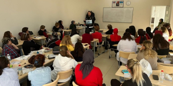 Polisten vatandaşa uyuşturucu bilgilendirmesi