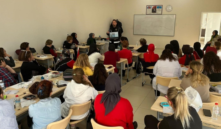 Polisten vatandaşa uyuşturucu bilgilendirmesi