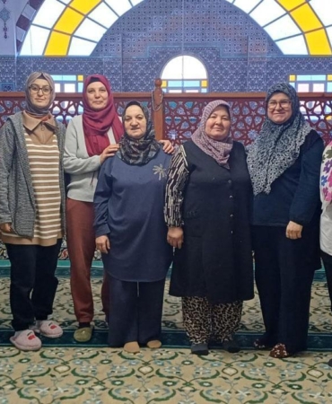 Gönüllülerden cami temizliği