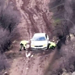 Çamura saplanan otomobili polisler kurtardı