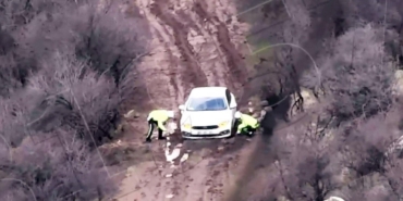 Çamura saplanan otomobili polisler kurtardı