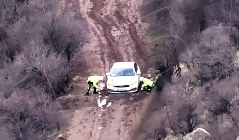 Çamura saplanan otomobili polisler kurtardı