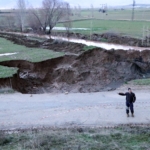 Yağmur sonrası çukur oluşan yol kapatıldı
