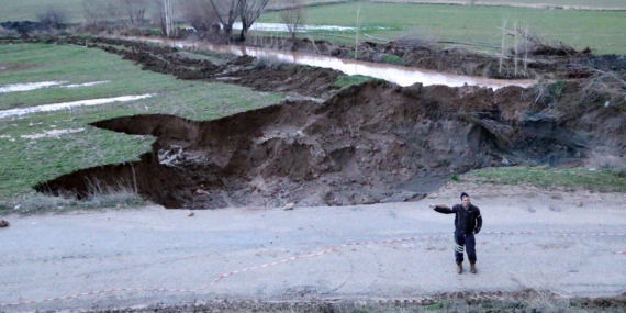 Yağmur sonrası çukur oluşan yol kapatıldı