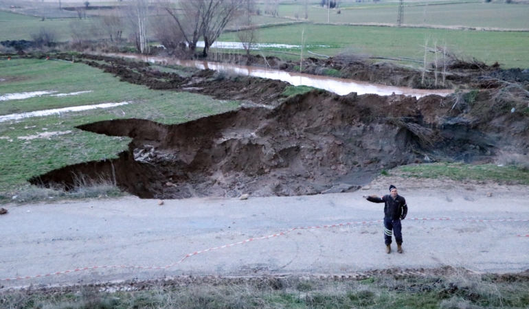 Yağmur sonrası çukur oluşan yol kapatıldı