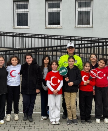 Polisten ‘Okul Geçidi Görevlileri’ eğitimi
