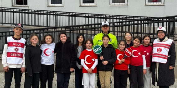 Polisten ‘Okul Geçidi Görevlileri’ eğitimi