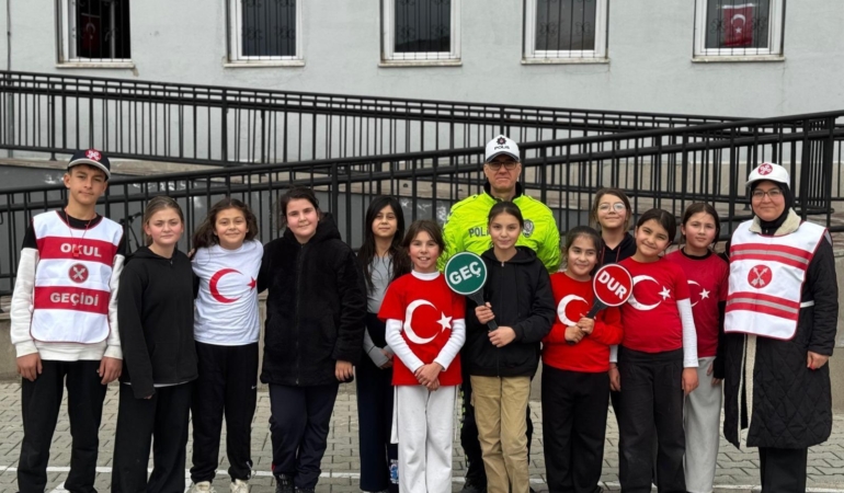 Polisten ‘Okul Geçidi Görevlileri’ eğitimi