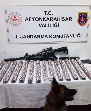 Jandarma operasyonlarında kaçak parfüm ve uyuşturucu ele geçirildi