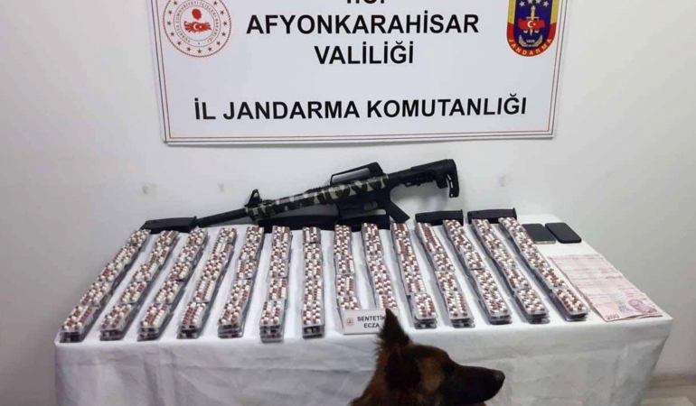 Jandarma operasyonlarında kaçak parfüm ve uyuşturucu ele geçirildi