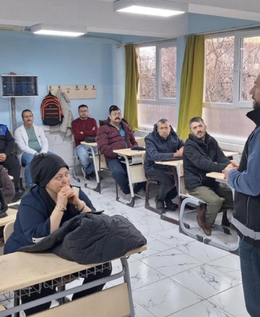 Polisten öğretmen, öğrenci ve velilere eğitim