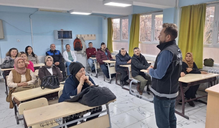 Polisten öğretmen, öğrenci ve velilere eğitim