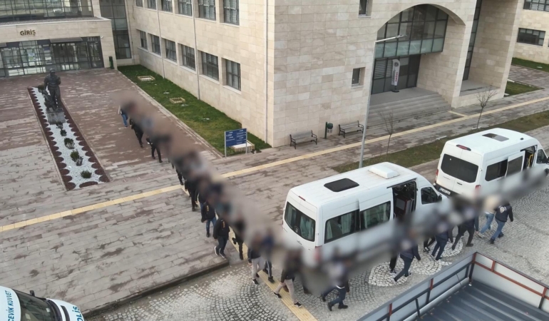 Sanal medya dolandırıcıları yakalandı