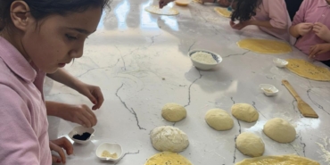 Öğrenciler pide hazırlayıp dağıttı