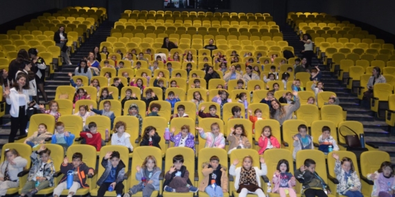 Minikler Tiyatroda Sanatla Büyüyor!