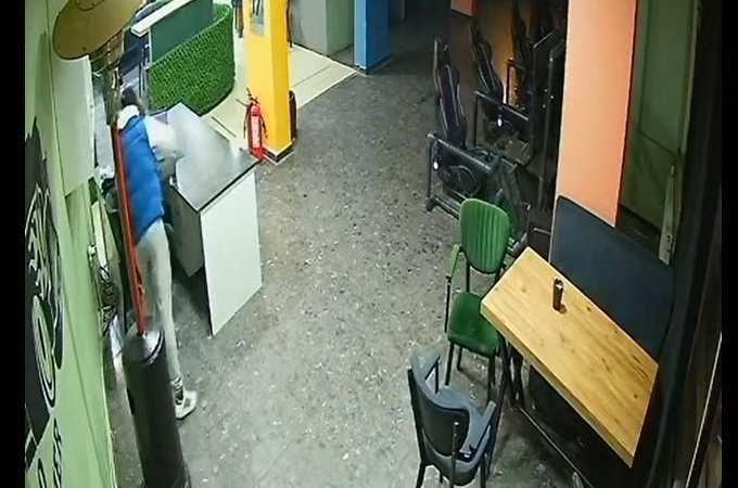 İnternet kafede tartıştığı kişiyi bıçakla yaraladı