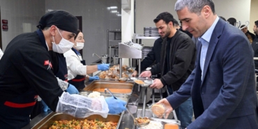 Vali Aktaş öğrencilerle iftar yaptı