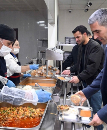 Vali Aktaş öğrencilerle iftar yaptı