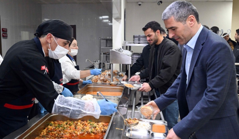 Vali Aktaş öğrencilerle iftar yaptı