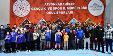 Küçükler güreş müsabakaları ilgi gördü