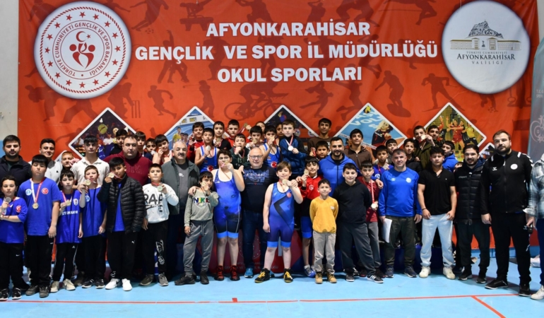 Küçükler güreş müsabakaları ilgi gördü