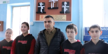 Okulda para toplayıp, 3 bakkalın veresiye defterini satın aldılar