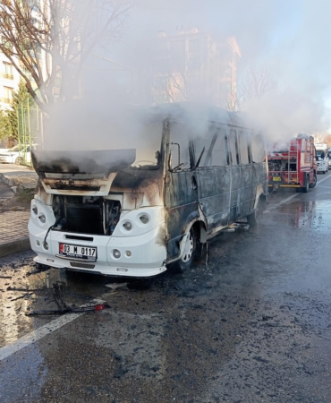 Minibüs yangında kullanılamaz hale geldi