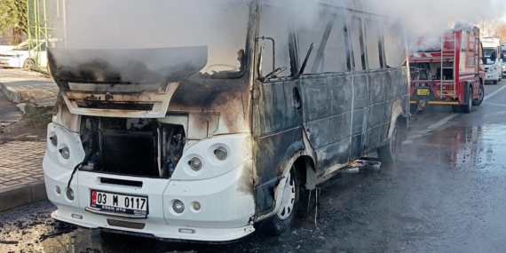 Minibüs yangında kullanılamaz hale geldi