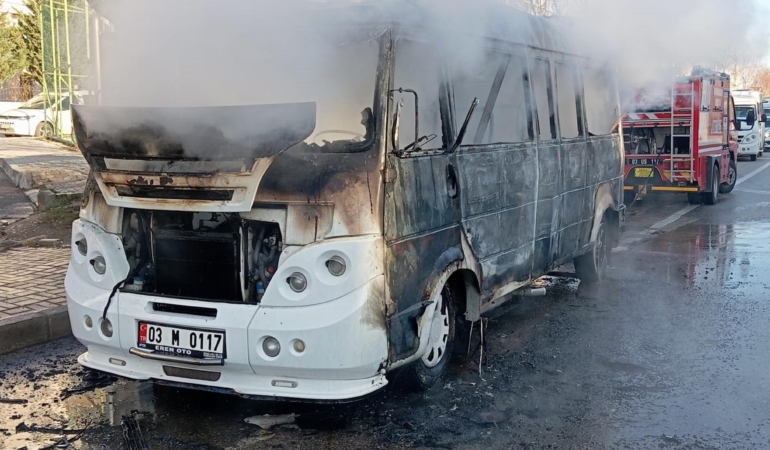 Minibüs yangında kullanılamaz hale geldi