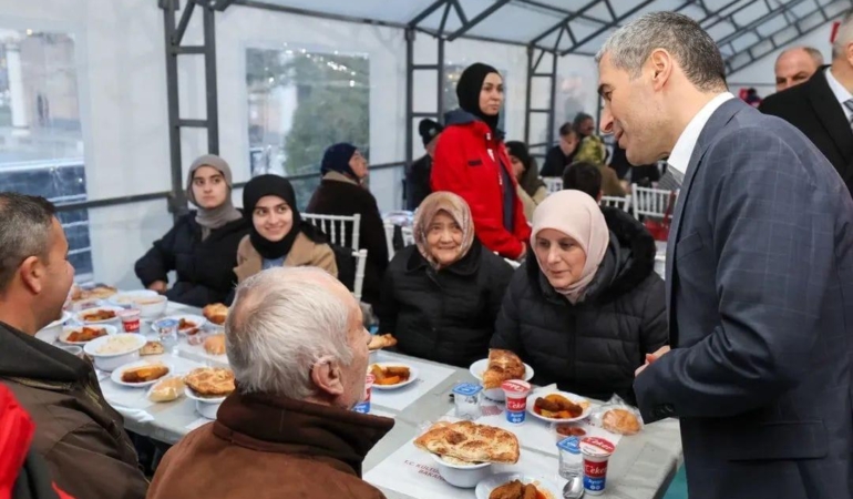 Vali Aktaş vatandaşla iftar yaptı