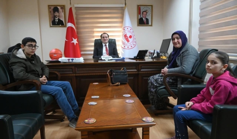 Kaymakam kendisine mesaj gönderen öğrenciyi makamında ağırladı