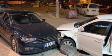 Otomobil park halindeki araçlara çarptı