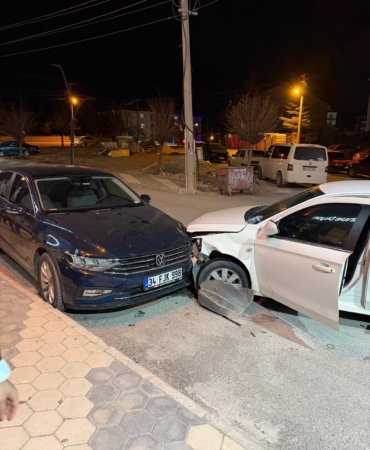 Otomobil park halindeki araçlara çarptı