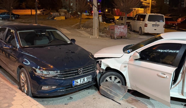Otomobil park halindeki araçlara çarptı